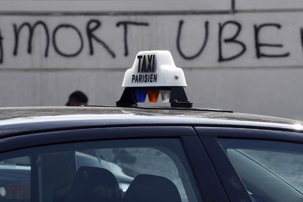 La Place Maillot est ce matin toujours bloquée par les taxis.