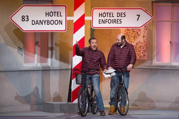 Dany Boon et Kad Merad sur la scène du spectacle des Enfoirés.