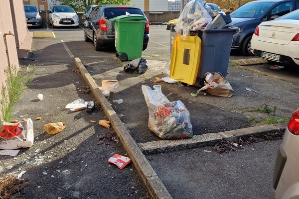 Les déchets s'accumulent sur le parking de la résidence Mario Capras à Vitry-sur-Seine.