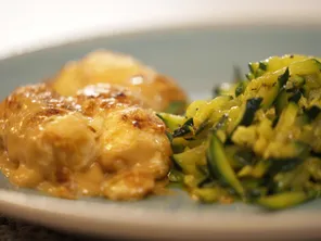 Un succulent gratin de quenelles de truite accompagné d'une poêlée de courgettes.