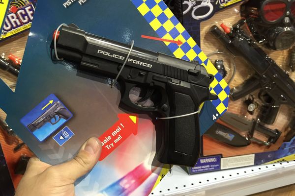 Des pistolets en plastique dans un magasin de jouets, le 25 novembre 2015.
