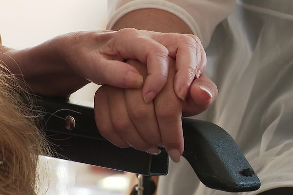 Prendre le relais de l'aidant pour quelques temps auprès d'une personne proche malade, c'est l'objectif du baluchonneur.