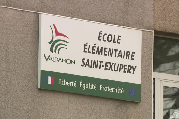 Construite avant 1997 et l'interdiction de l'amiante, l'école élémentaire fait l'objet d'une surveillance régulière.