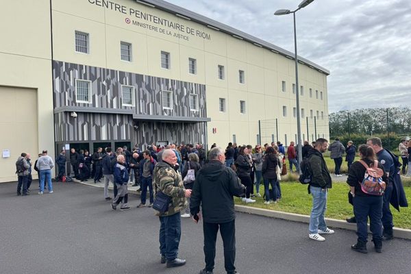 Environ 150 agents pénitentiaires se sont réunis devant la prison de Riom, ce mercredi matin.