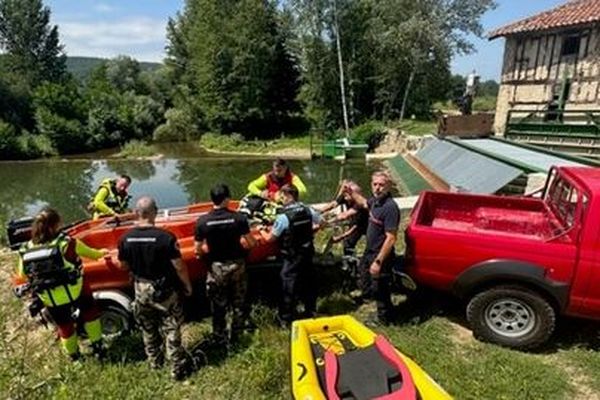 La brigade nautique des pompiers de l'Ariège en intervention au bord de la rivière Arize pour rechercher un homme disparu