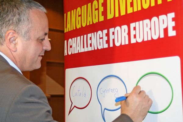 François Alfonsi en mars 2010 lors d'une conférence sur la diversité des langues en Europe