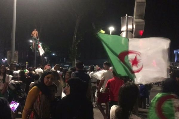 Environ 5000 personnes ont fêté vendredi soir le titre de champion d'Afrique des Algériens. 