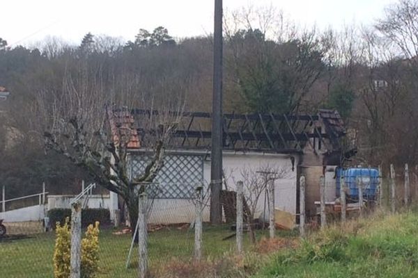 L'incendie a entièrement ravagé le petit garage de l'habitation