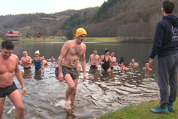 Des centaines de participants se sont frottés aux eaux glaciales du lac des Graves (Cantal ) lors du Festival du froid.