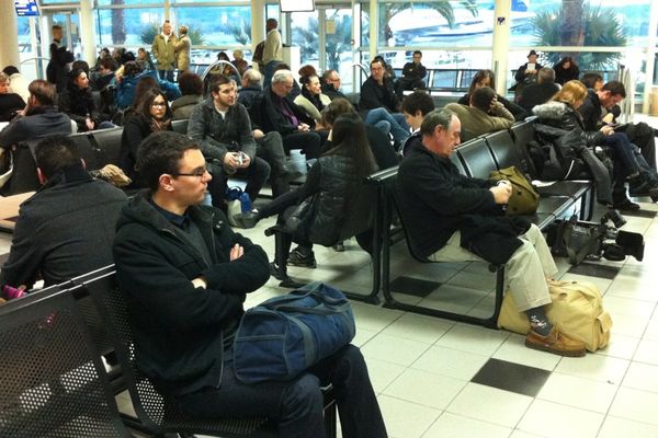 Les passagers des vols pour Paris, Nice et Marseille en attente à l'aéroport d'Ajaccio