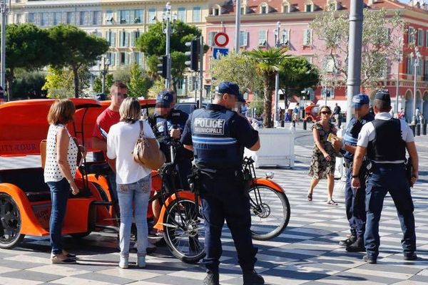 Un contrôle de police place Masséna à Nice.