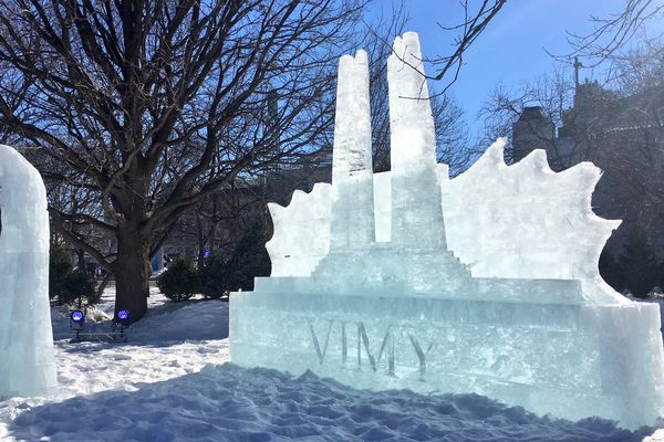 A Ottawa, une statue de glace en référence au mémorial de Vimy a été sculptée.