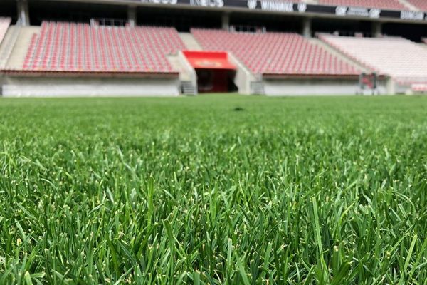 La pelouse du Stade Allianz de Nice recevra les demi-finales du Top 14 en 2022.
