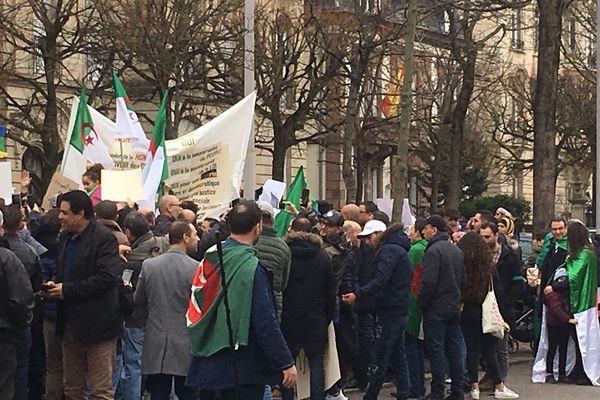 "Rendez-nous notre Algérie" pouvez t-on lire sur les pancartes