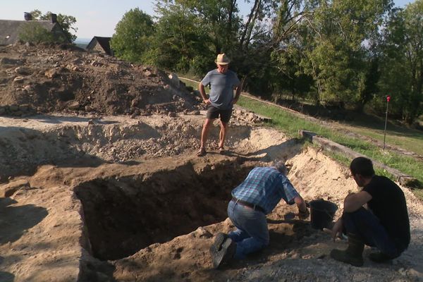 A Lostanges, les fouilles archéologiques ont mis à jour une tour de défense du XVe siècle.