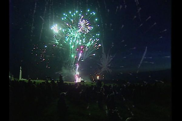 Le feu d'artifice tiré en 2009 sur les plages du Calvados à l'occasion du 65ᵉ anniversaire du Débarquement.