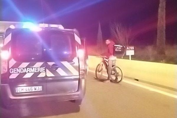 Le livreur a été arrêté par les gendarmes alors qu'il circulait sur l'A709 à vélo.