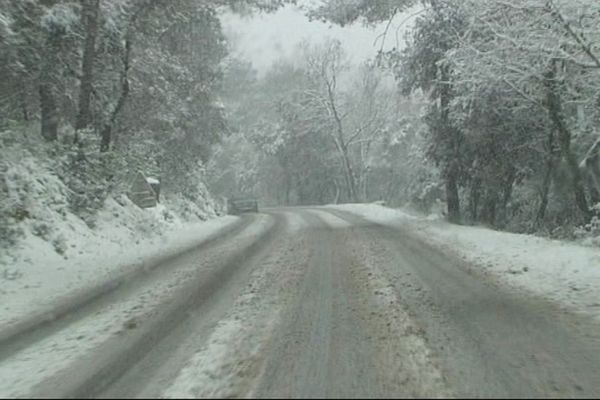 À Brignoles, les routes étaient totalement enneigées samedi après-midi.