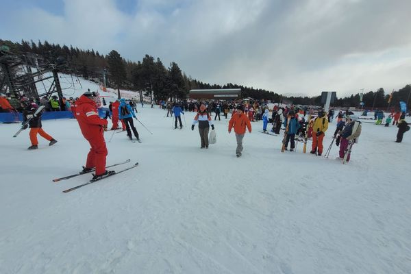 Des skieurs à la station de sports d'hiver de Font-Romeu (Pyrénées-Orientales), le 11 février 2024.