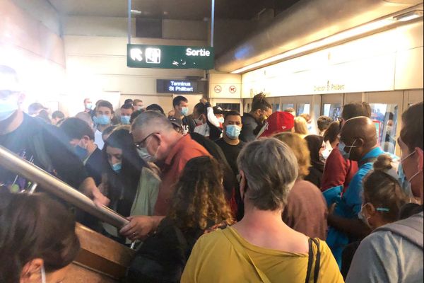 Une cinquantaine de personnes se retrouvent bloquées à la station Jean Jaurès après une panne sur la ligne 2