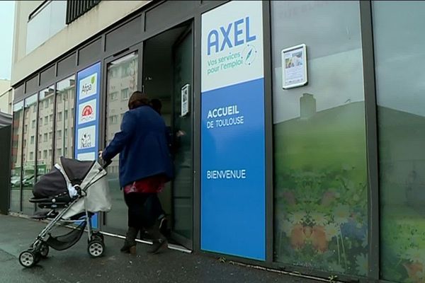 De nombreuses femmes, déconnectées de l'emploi, poussent la porte de la maison pour l'emploi des Izards. 