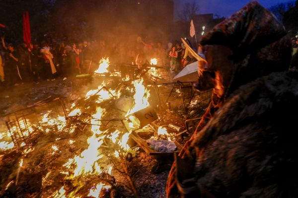 Au carnaval militant et autogéré de la Plaine à Marseille, les carnavaliers brûlent des chars, comme le veut la tradition.