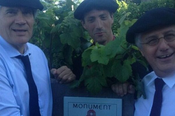 Les deux ministres, Stéphane Le Foll et Philippe Martin, dans la vigne de Sarragachies dans le Gers.