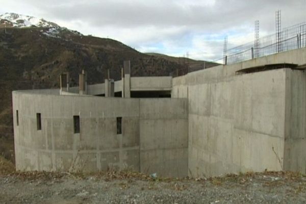 Le chantier du parking en forme de Silo à Valmeinier en Savoie. 