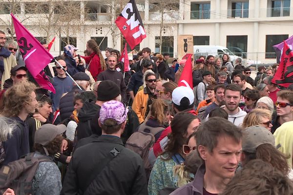 Environ 1000 personnes se sont regroupées pour manifester porte d'Aix à Marseille