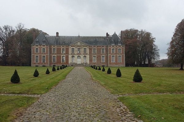 Vers Auffay, en Seine-Maritime, le Château de Bosmelet passera cette matinée de SAMEDI sous quelques grisailles.