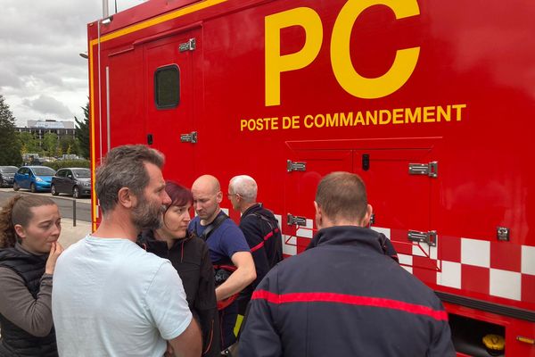 Les sapeurs-pompiers de Nancy ont installé un poste de commandement pour coordonner l'organisation de l'opération qui vise à refermer la vanne du bassin olympique restée ouverte.