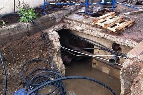 Opération de pompage au pied du château d'eau de Méaulens.