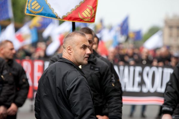 Défilé des JNR, le service d'ordre de Troisieme voie, mené par Serge Ayoub (au premier plan, de profil) lors d'une manifestation nationaliste unitaire contre le mondialisme ainsi qu'en hommage a Jeanne d'Arc, en 2011