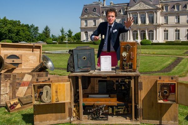 Le commissaire-priseur Aymeric Rouillac et le chronomégaphone Gaumont, devant le château d'Artigny.