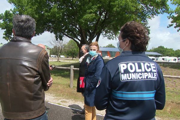 Ce lundi 17 mai, la maire de la commune s'est entretenue avec le porte-parole de la communauté des gens du voyages. Un agent de la police municipale était également présent.