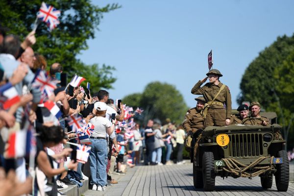 Pour clore cette semaine de commémorations du 80ème anniversaire du Débarquement, 350 véhicules de collection datant de la Seconde Guerre mondiale britanniques ont défilé dans les rues de Bayeux (Calvados) pour la traditionnelle Liberty parade.