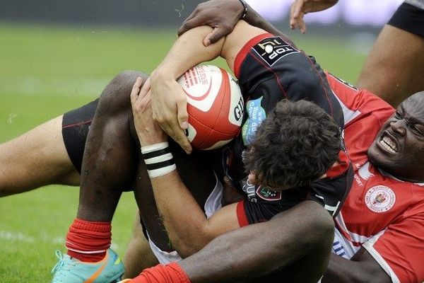 Le Toulonnais Vincent Martin face à Takudza Ngwenya. Biarritz a souffert. Toulon s'est imposé largement.