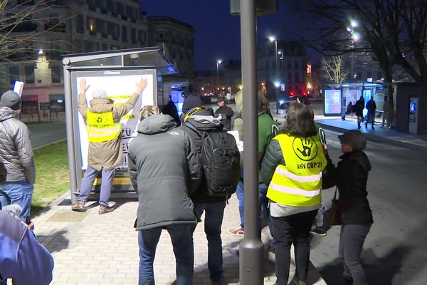 Le collectif Stop pub Pays basque-Adour a éteint une trentaine de panneaux lumineux ce matin, à Bayonne et Anglet.