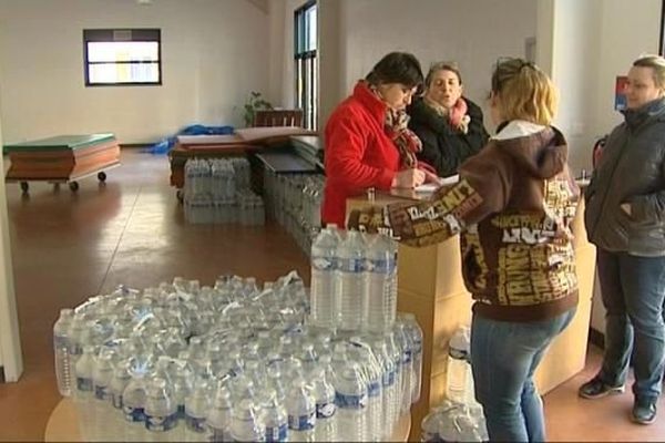 La distribution de bouteilles d'eau continue à Champignelle, dans l'Yonne, dix jours après la découverte d'herbicide en trop grosse quantité dans l'eau du robinet.