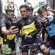 Miguel Indurain (au centre) pose pour un selfie en 2016, lors de la course qui porte son nom en Espagne.