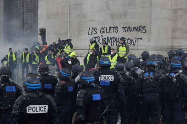 1er décembre 2018, les gilets jaunes s'emparent de l'Arc-de-Triomphe à Paris