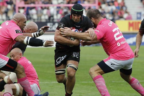 L'Australien du LOU Liam Gill taclé par l'Italien du Stade Français Lorenzo Cittadini au stade Jean Bouin de Paris, le 26 août.