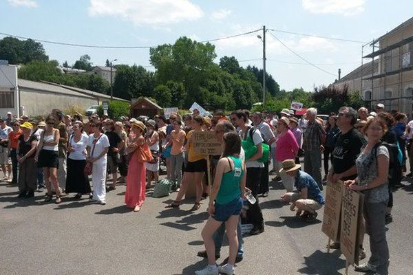 La Courtine (Creuse) ce samedi 4 juillet 2015. Rassemblement de 300 opposants au centre d'engraissement des 1 000 veaux