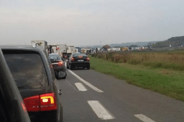 La trentaine de camions de forains se dirigent vers Amiens via la rocade, perturbant ainsi la circulation...