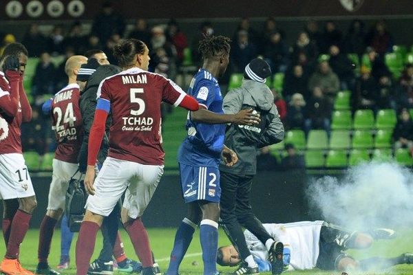 Les supporters messins avaient lancé des pétards sur le gardien de but lyonnais  