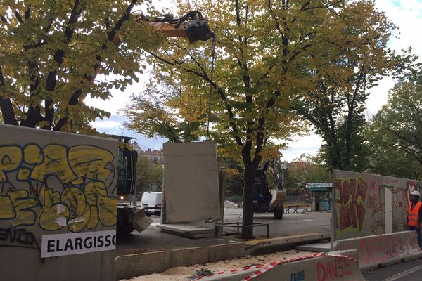 Des pans du mur ont été abattus pendant la nuit.