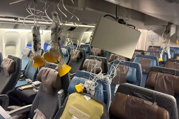 Une personne est morte et plusieurs dizaines d'autres blessées à bord d'un Boeing de Singapore Airlines confronté à des turbulences. L'avion a dû atterrir en urgence à Bangkok.