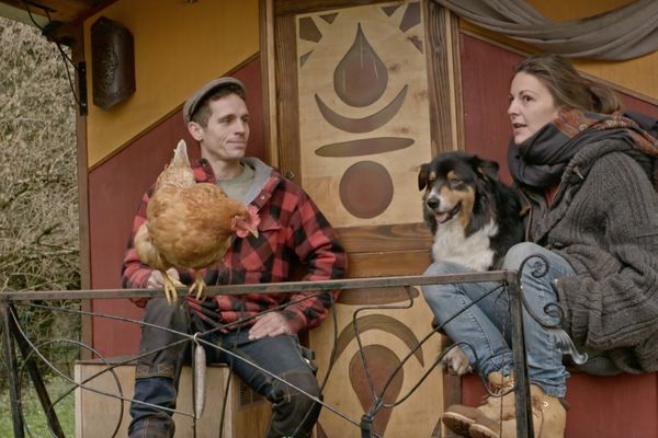 Jeanne et Bebeck sont venus avec leurs animaux et leur roulotte s'installer à Rochesson.