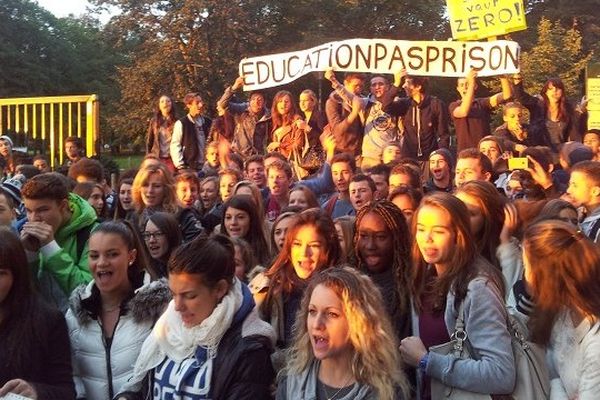 Les élèves devant le lycée Bellevue ce lundi matin