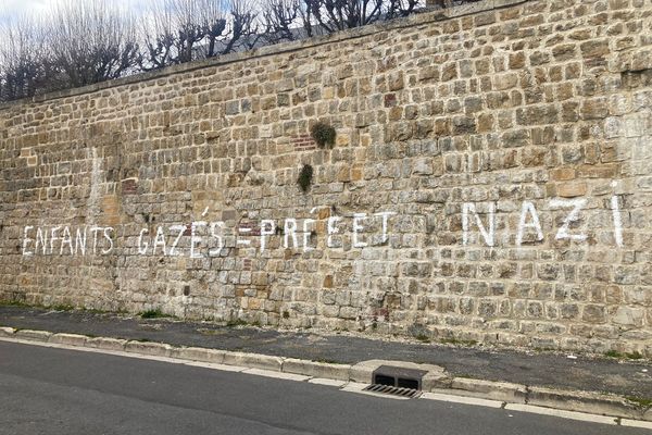 L'"inscription infâmante" tracé sur un mur de Charleville-Mézières, à savoir "enfants gazés = préfet nazi".